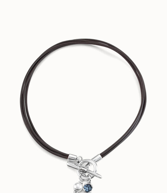 Short leather necklace with central clasp
