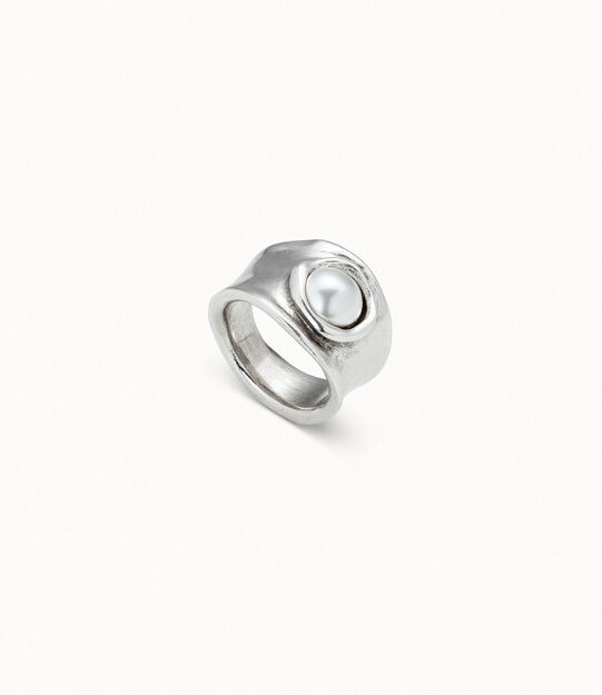 Ring with pearl