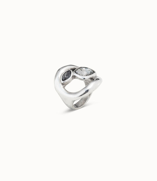 Ring with central oval and two crystals