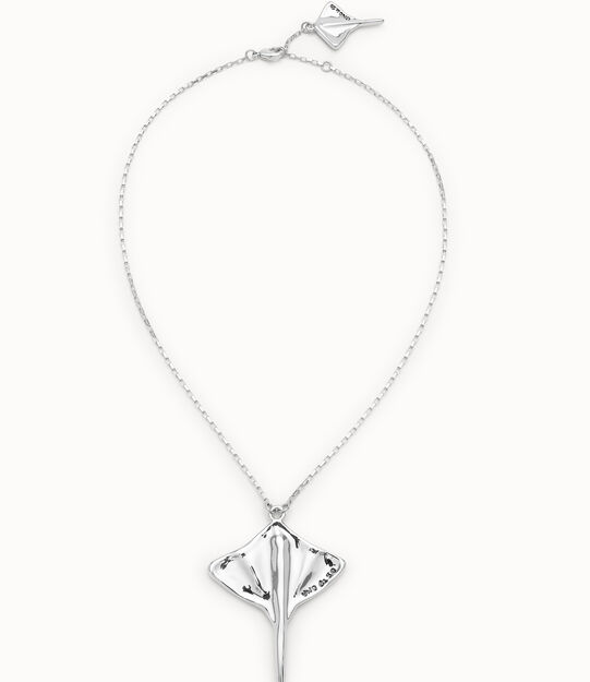 Short chain pendant necklace with manta ray
