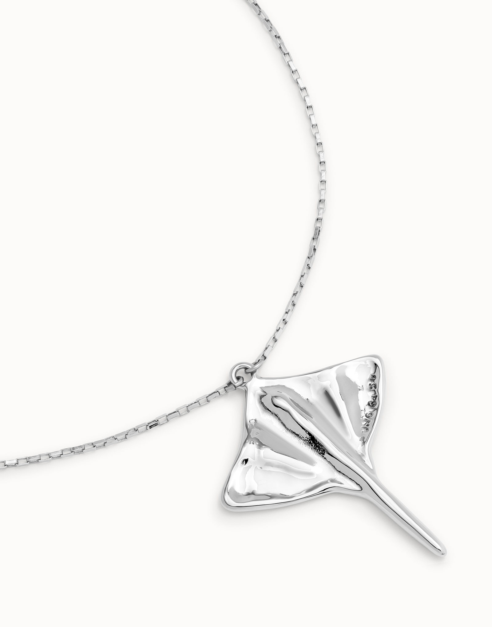 Short chain pendant necklace with manta ray, Silver, large thumbnail