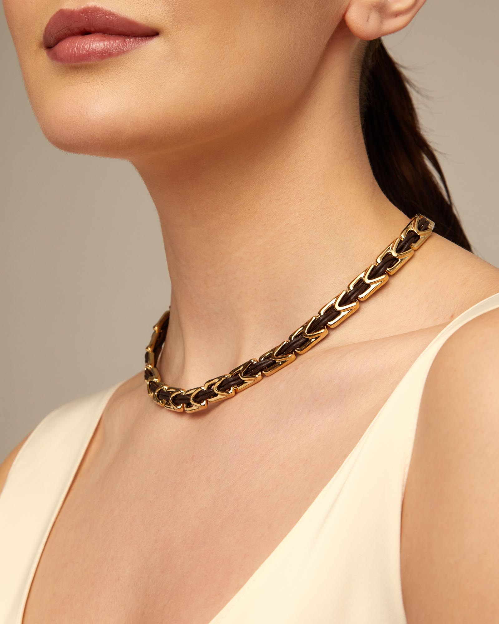 Short leather necklace with links, Golden, large thumbnail