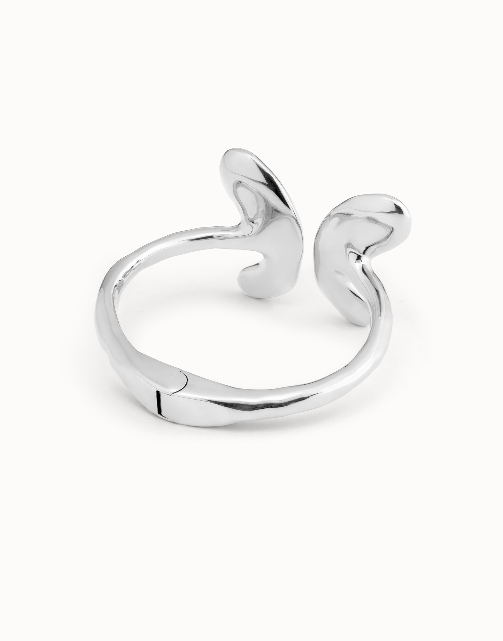Bracelet rigide plaqué argent carats avec conception ouverte et un papillon central., Argent, large thumbnail