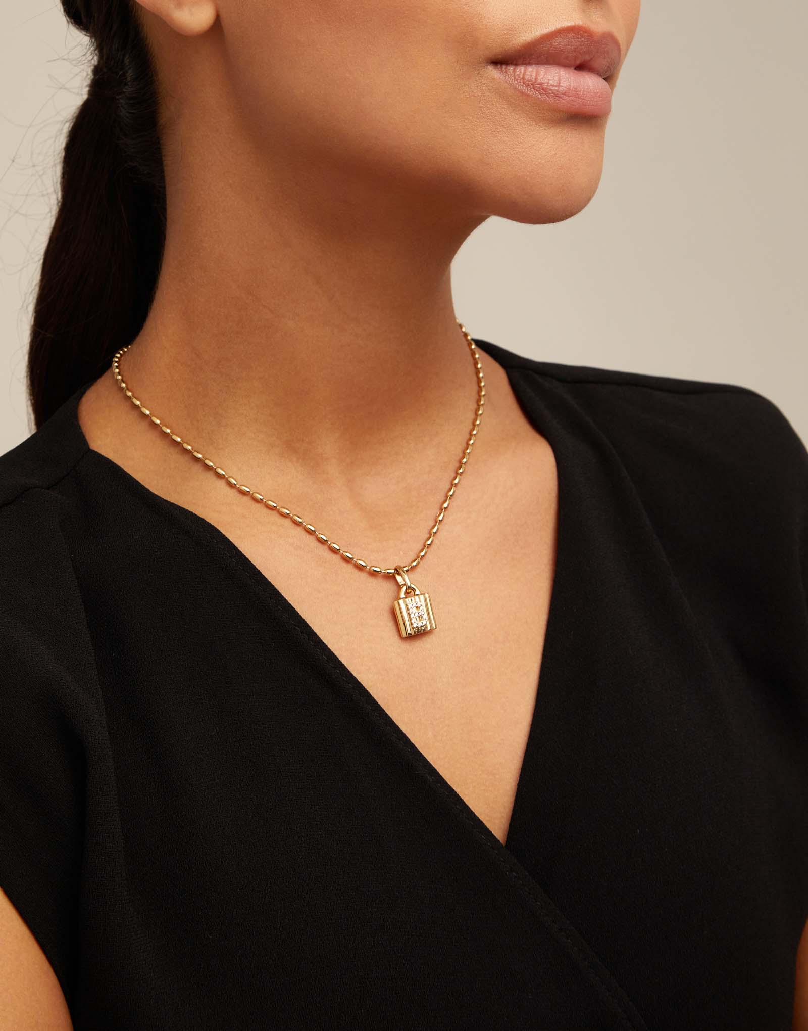 Charm candado bañado en oro de 18K ley con letra de topacios B, Dorado, large thumbnail