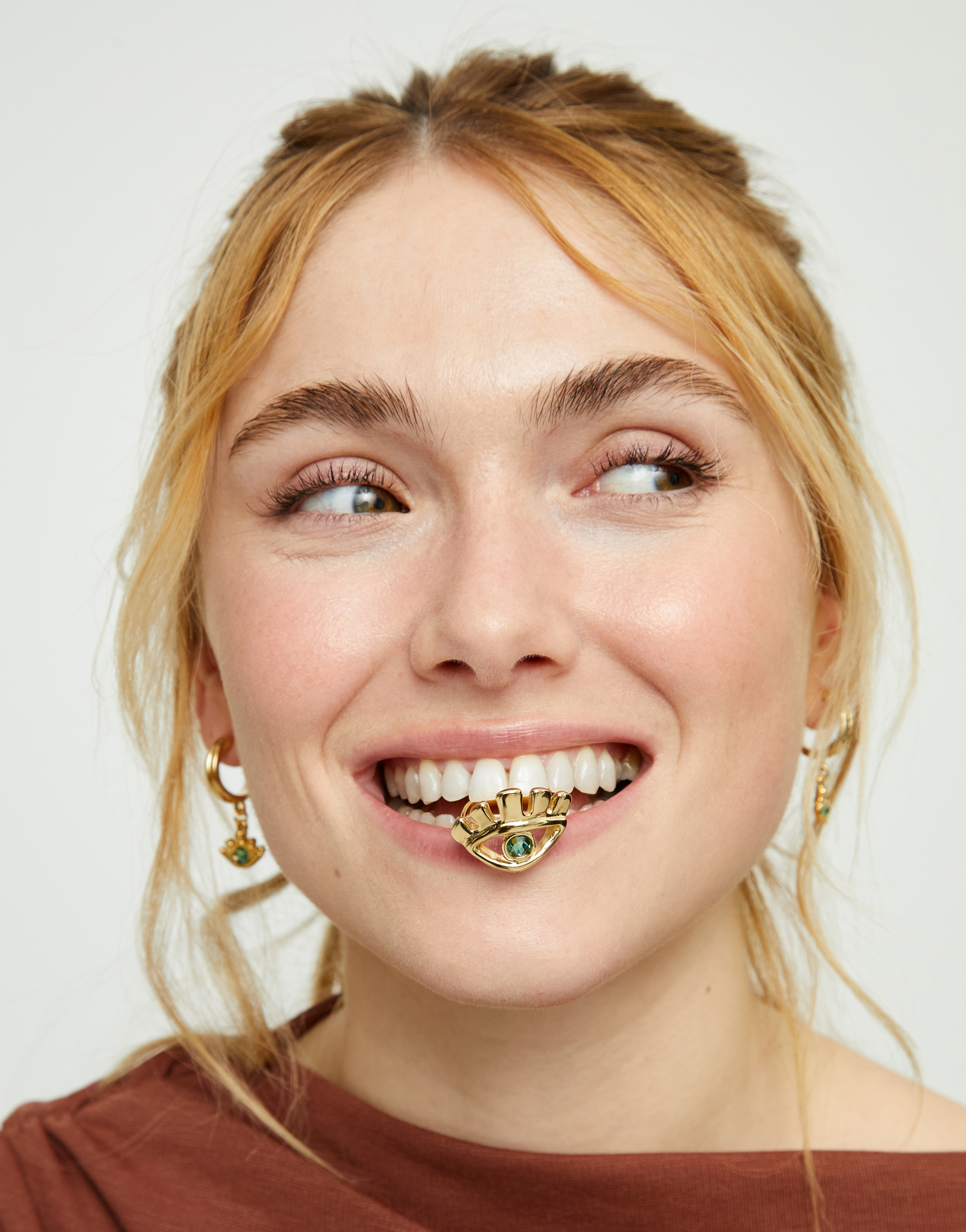 Eye-shaped ring with faceted green crystal, Golden, large thumbnail