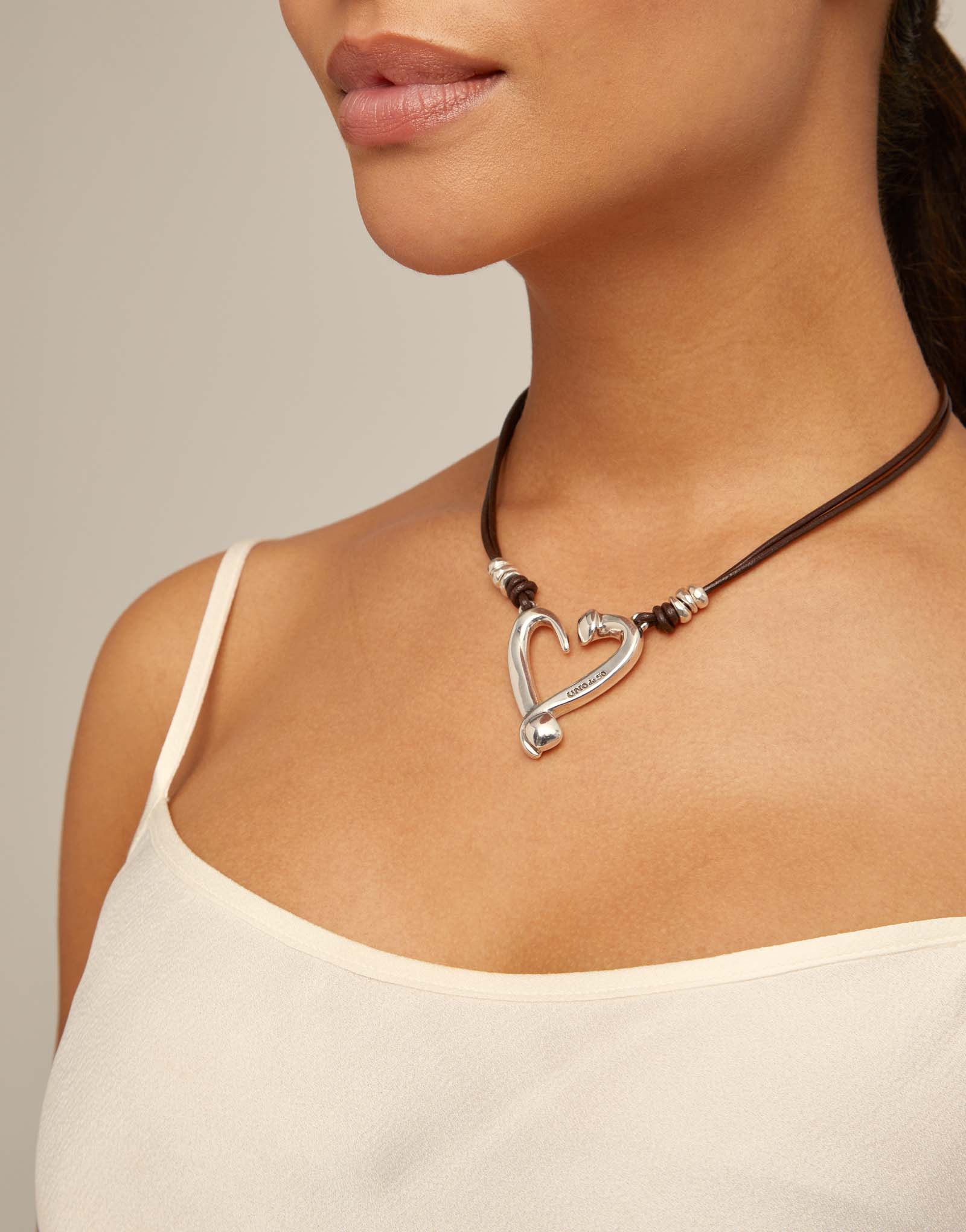 Short leather necklace with a heart, Silver, large thumbnail
