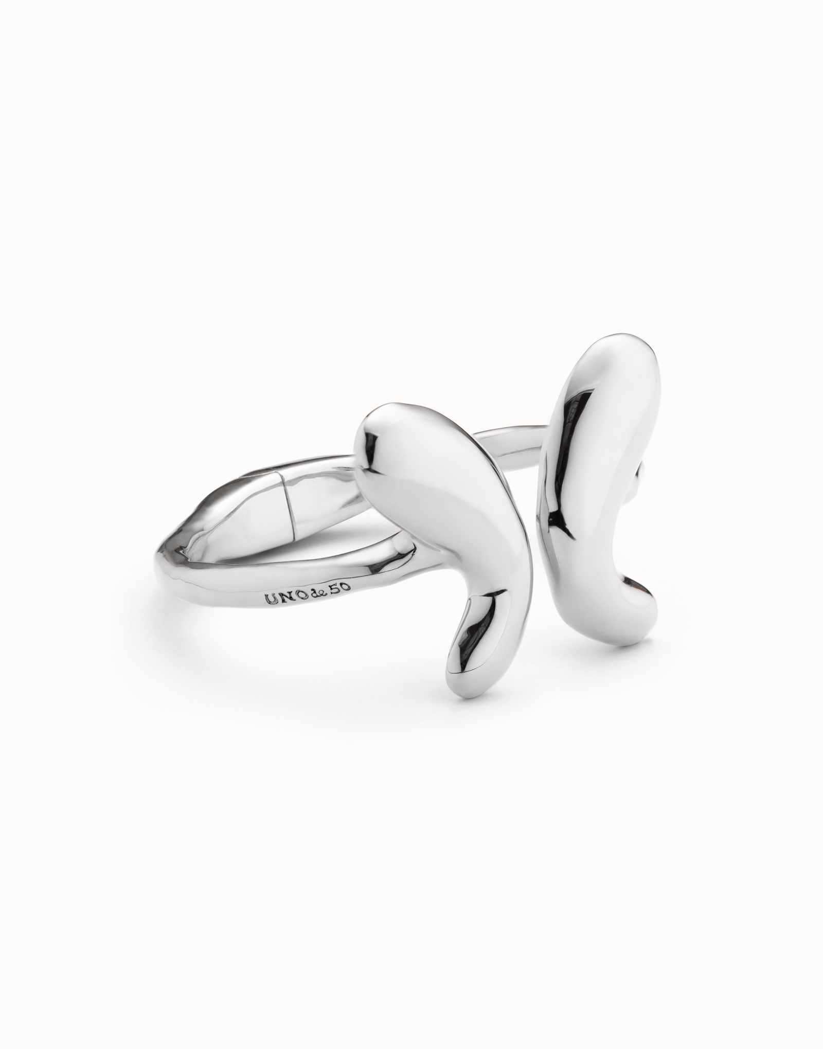 Bracelet rigide plaqué argent carats avec conception ouverte et un papillon central., Argent, large thumbnail