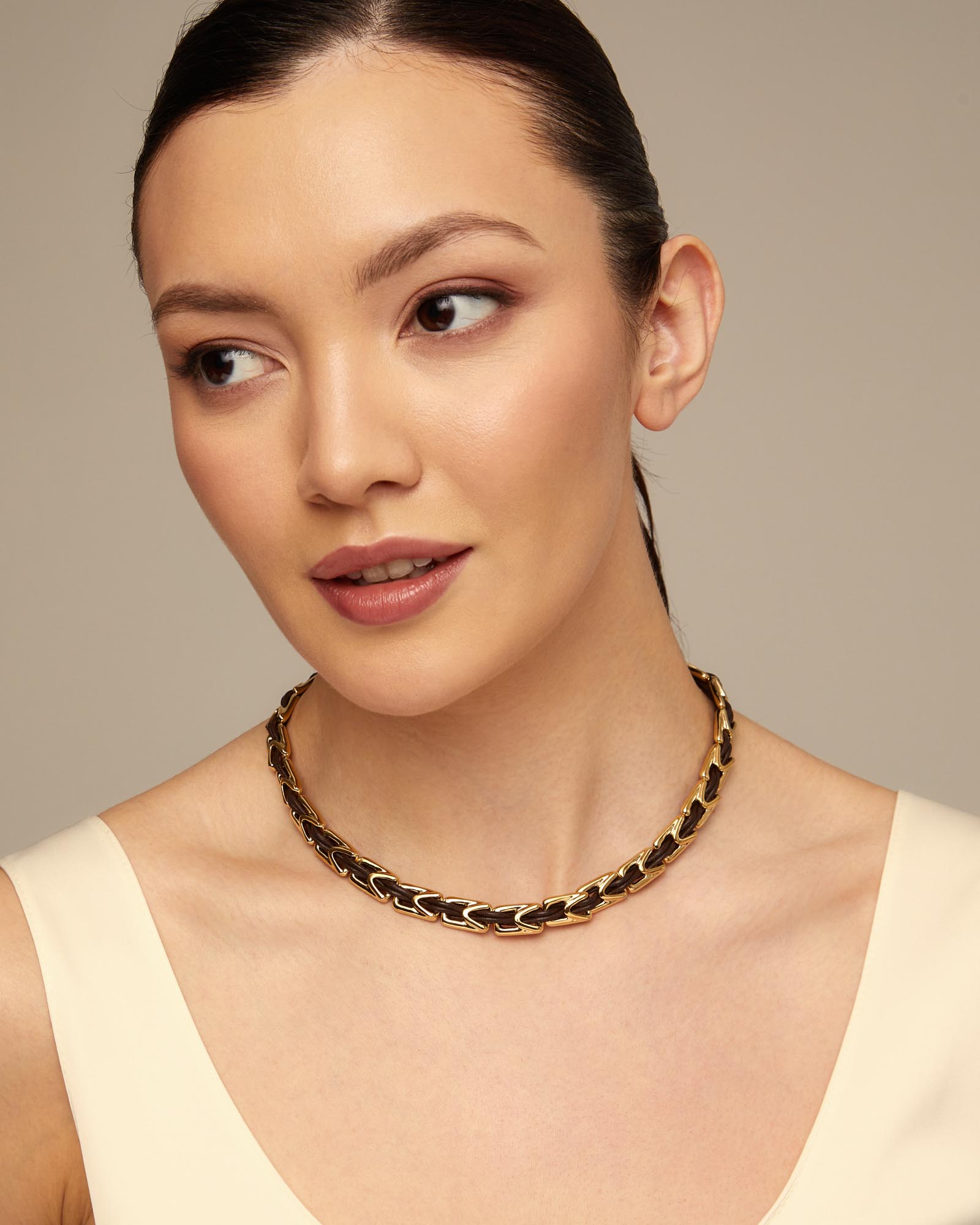 Short leather necklace with links, Golden, large thumbnail