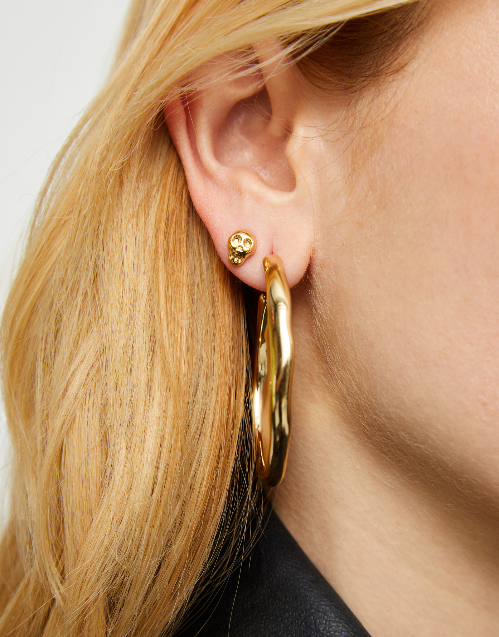 Skull single stud earring, Golden, large thumbnail