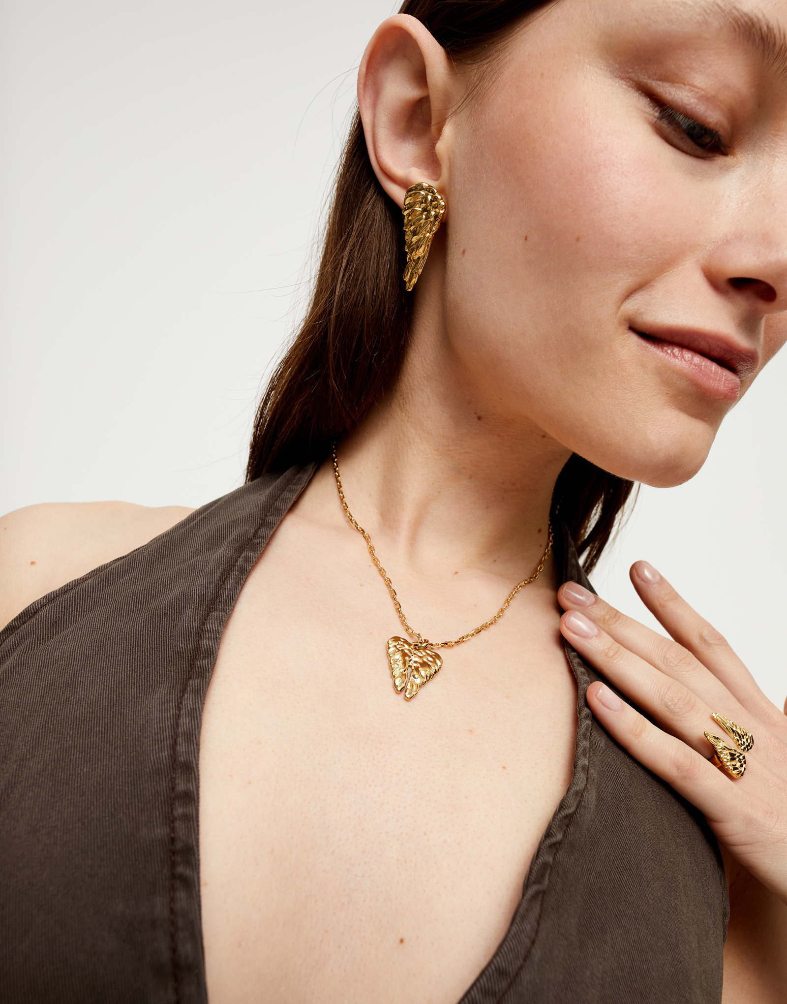 Short necklace with wing detail, Golden, large thumbnail